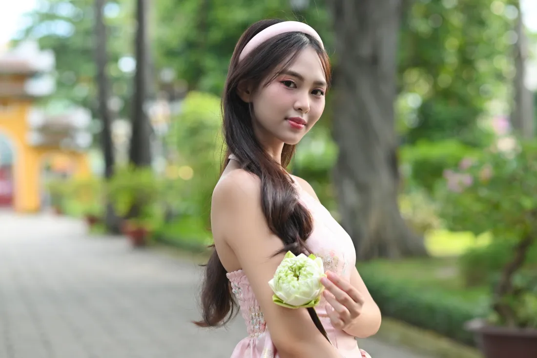 6k粉裙美女壁纸｜公园绿植背景图片 - 清新治愈「哲风壁纸」