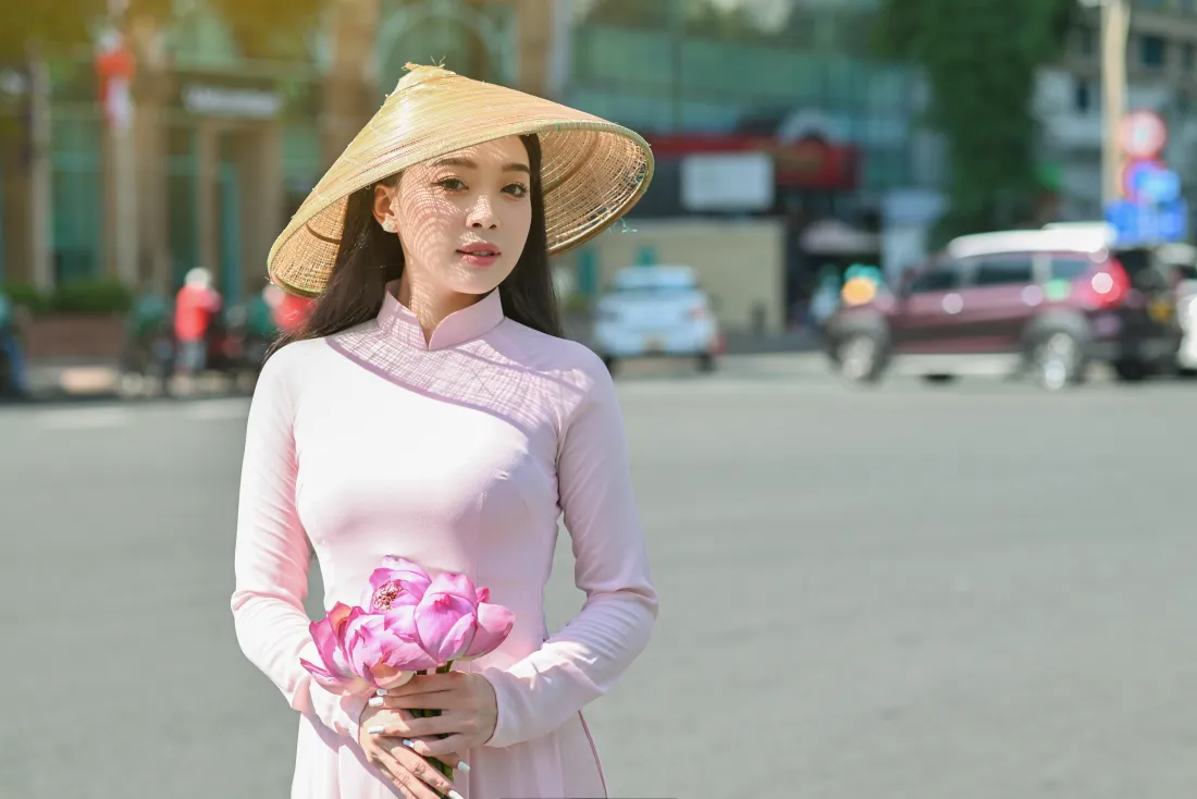 6k奥黛美女壁纸｜城市道路背景图片 - 手持荷花「哲风壁纸」