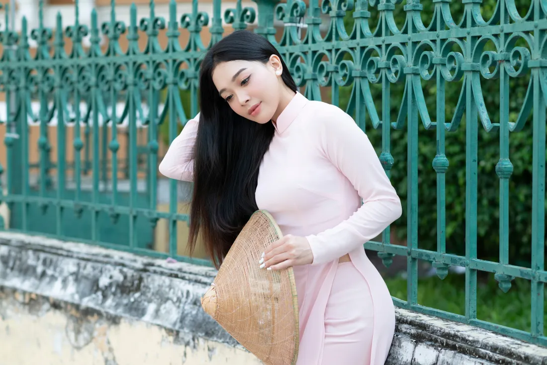 6k古风美女壁纸｜路边铁艺栅栏背景图片 - 温婉气质「哲风壁纸」