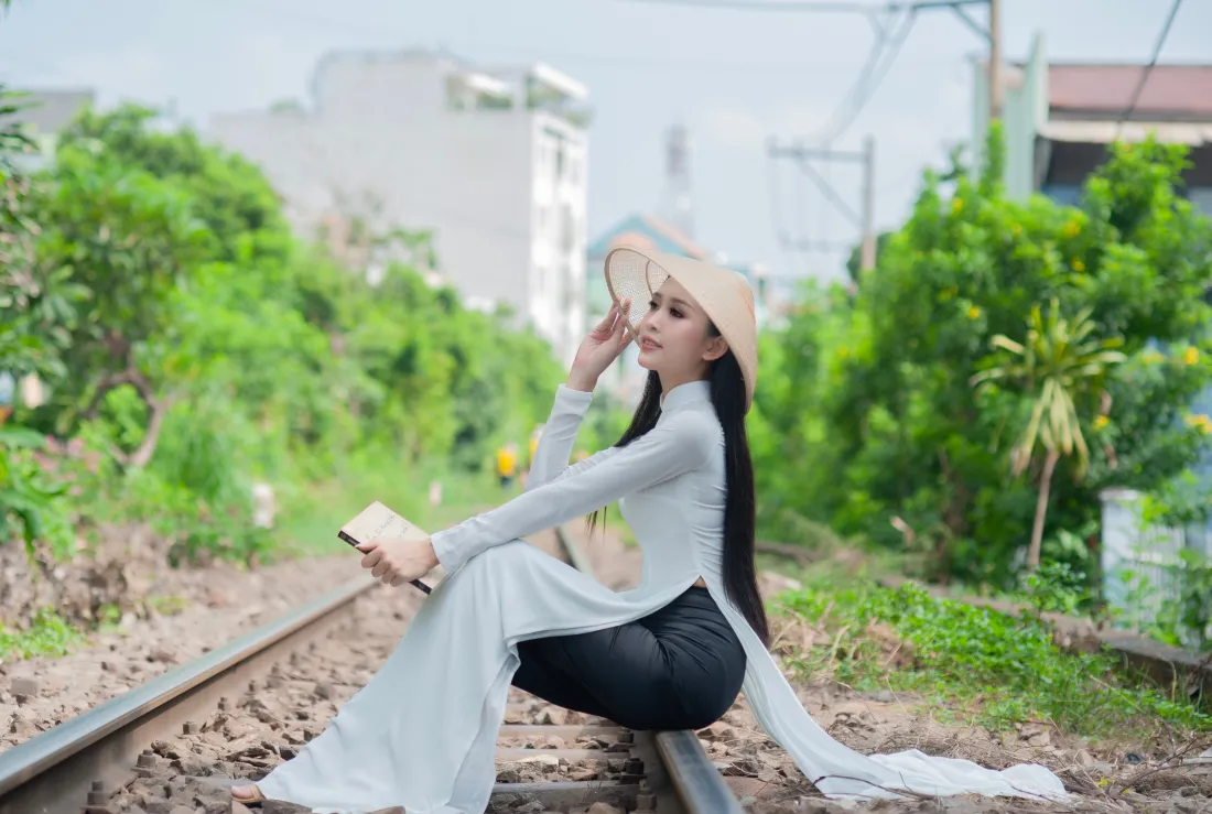 4k草帽美女壁纸｜铁路绿植背景图片 - 清新氛围感「哲风壁纸」