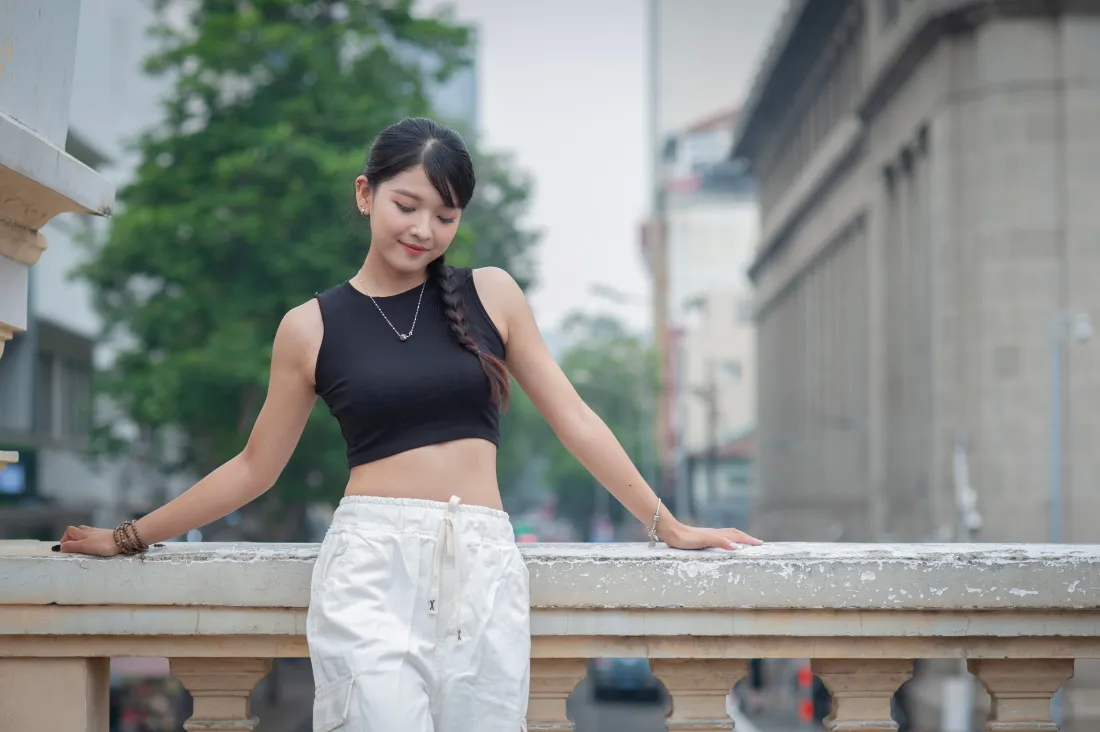 4k街拍美女壁纸｜城市路边背景图片 - 清新穿搭「哲风壁纸」