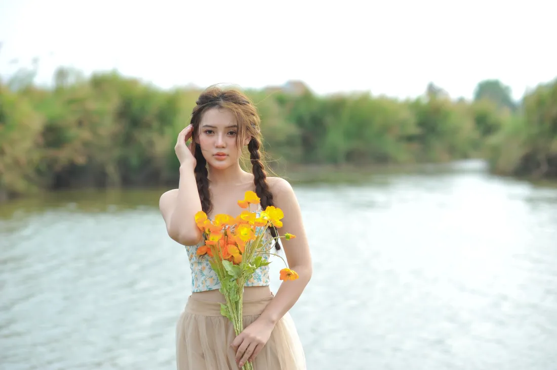 4k麻花辫少女壁纸｜江边背景图片 - 清新治愈「哲风壁纸」