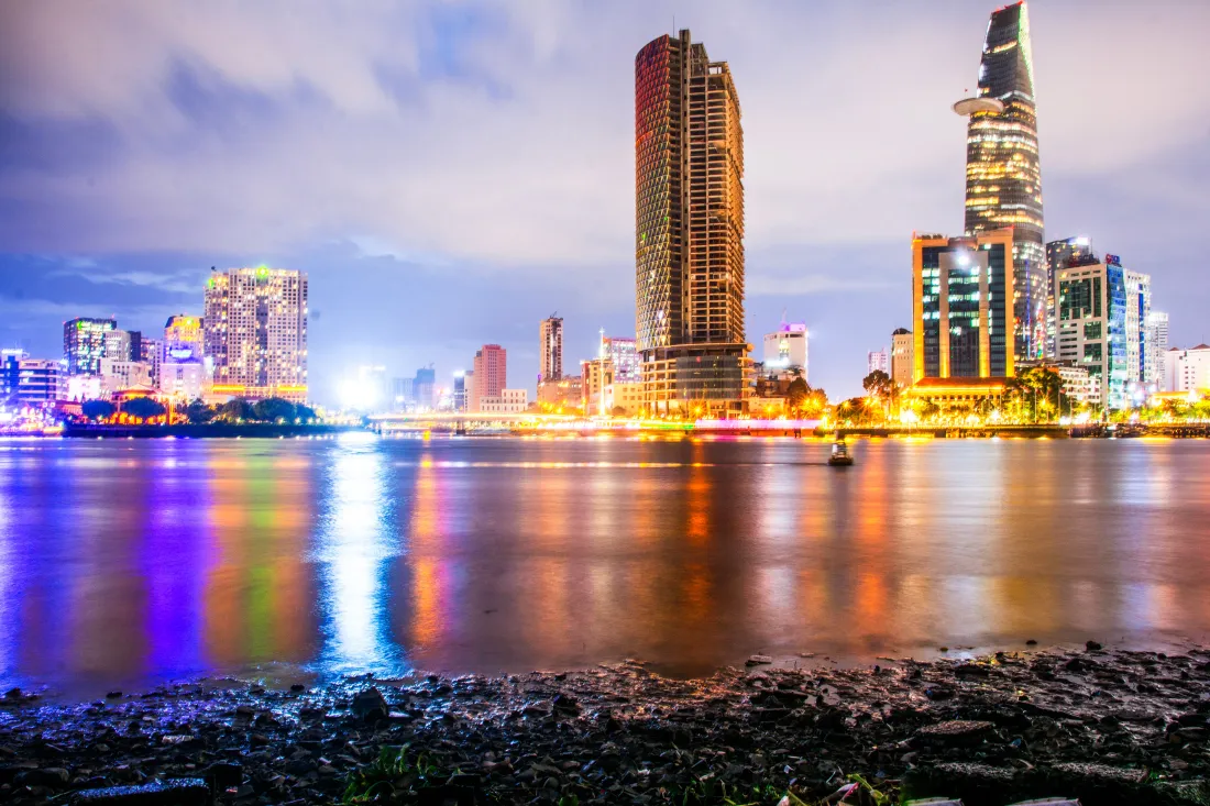 6k城市夜景壁纸｜滨江天际线背景图片 - 璀璨灯火「哲风壁纸」