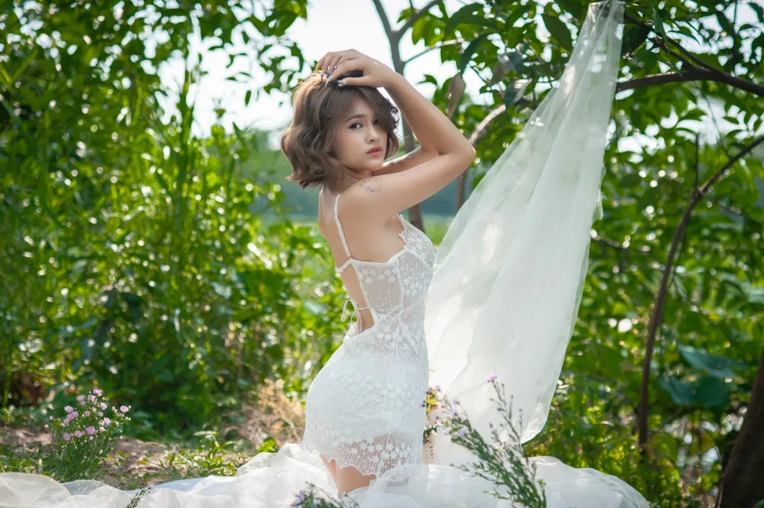 4k白裙美女壁纸｜户外树林背景图片 - 农村踩风「哲风壁纸」
