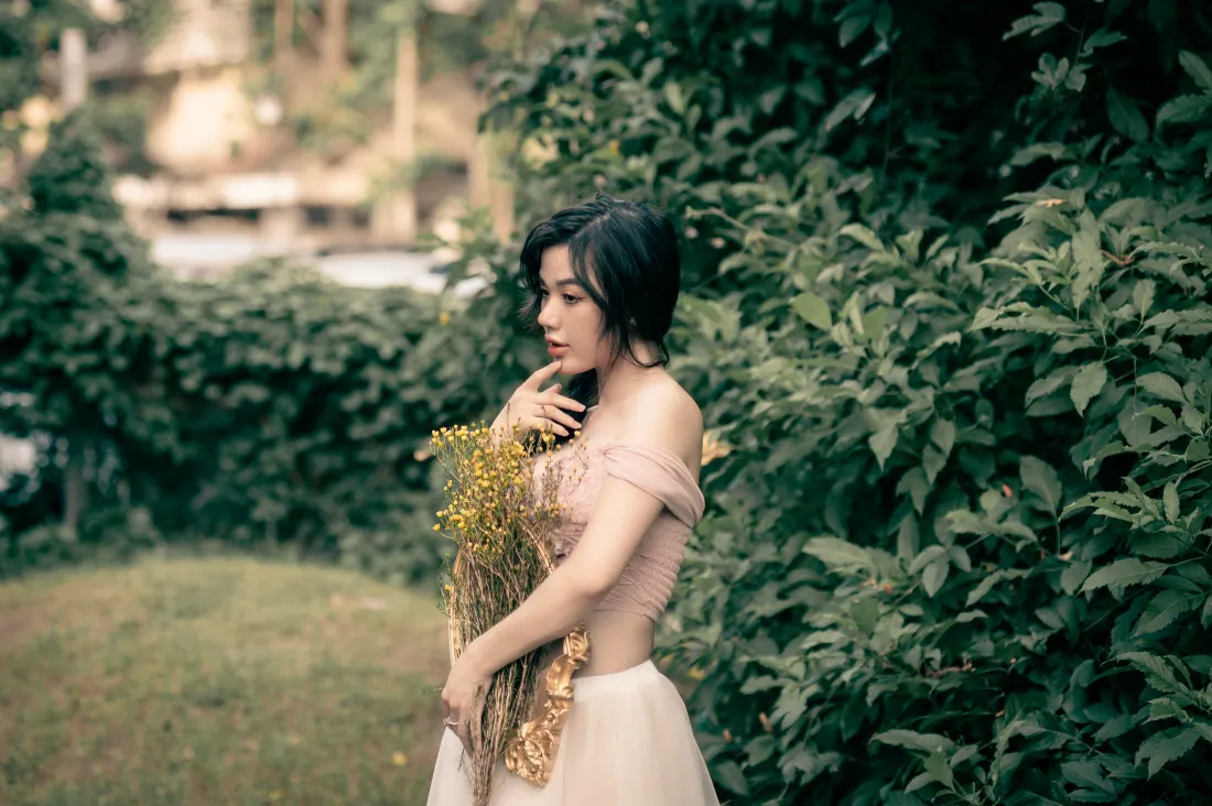 4k持花长裙美女壁纸｜公园绿植背景图片 - 清新人像「哲风壁纸」