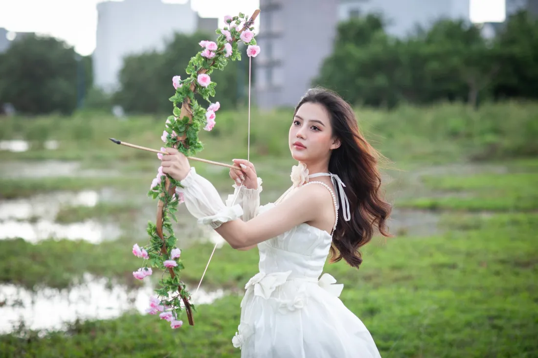 4k射箭少女壁纸｜城市边缘草地背景图片 - 清新治愈「哲风壁纸」