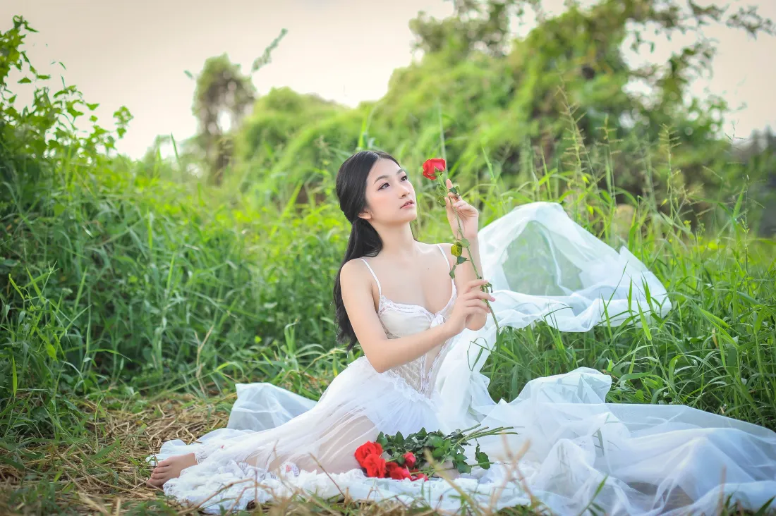 4k白裙少女壁纸｜青草地背景图片 - 浪漫清新「哲风壁纸」