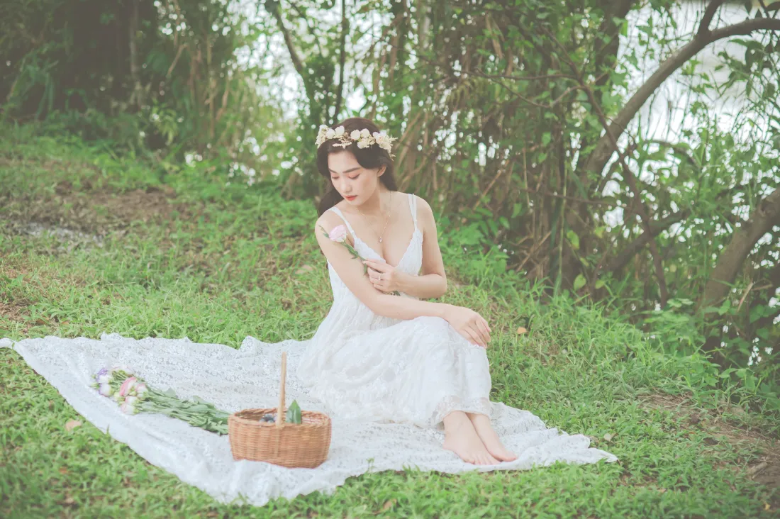 4k花环少女壁纸｜林间草地背景图片 - 清新野餐「哲风壁纸」