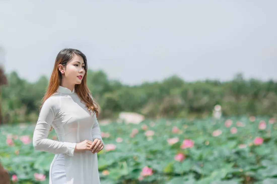 6k荷塘美女壁纸｜农村荷花背景图片 - 清新人像「哲风壁纸」