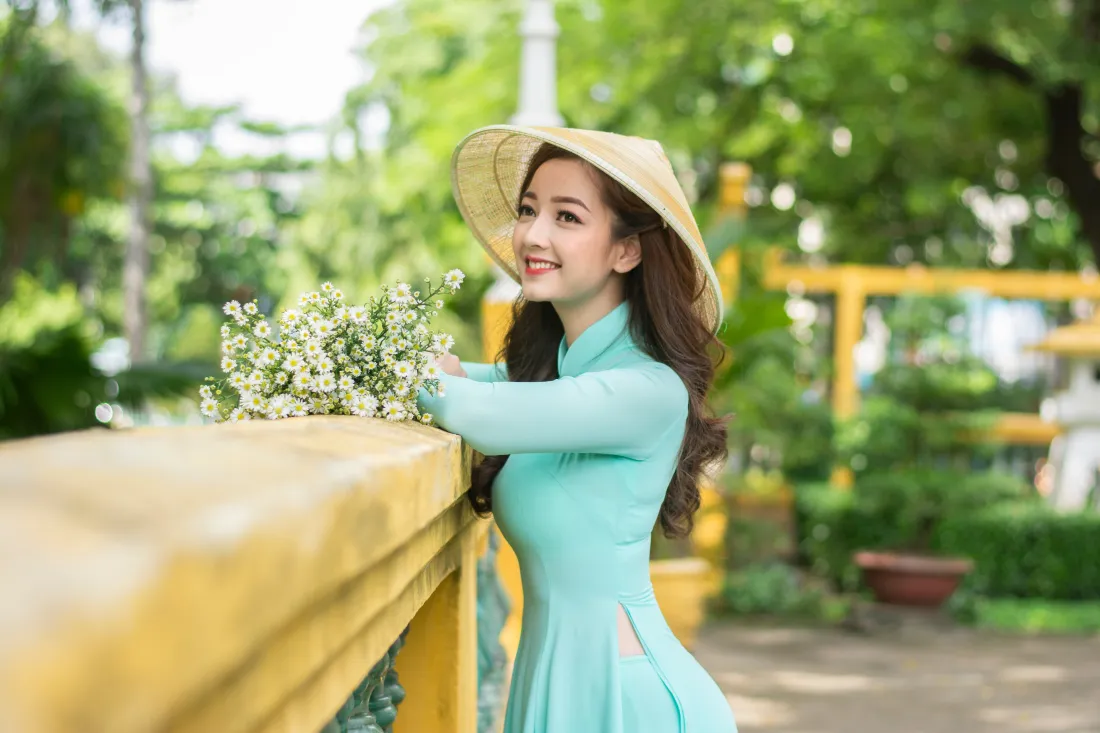 6k甜美草帽美女壁纸｜户外庭院背景图片 - 清新养眼「哲风壁纸」