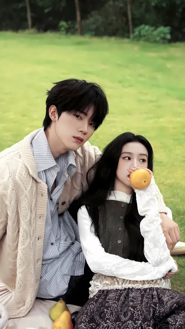 包上恩周翊然手机壁纸｜草地背景图片 - 清新情侣写真「哲风壁纸」