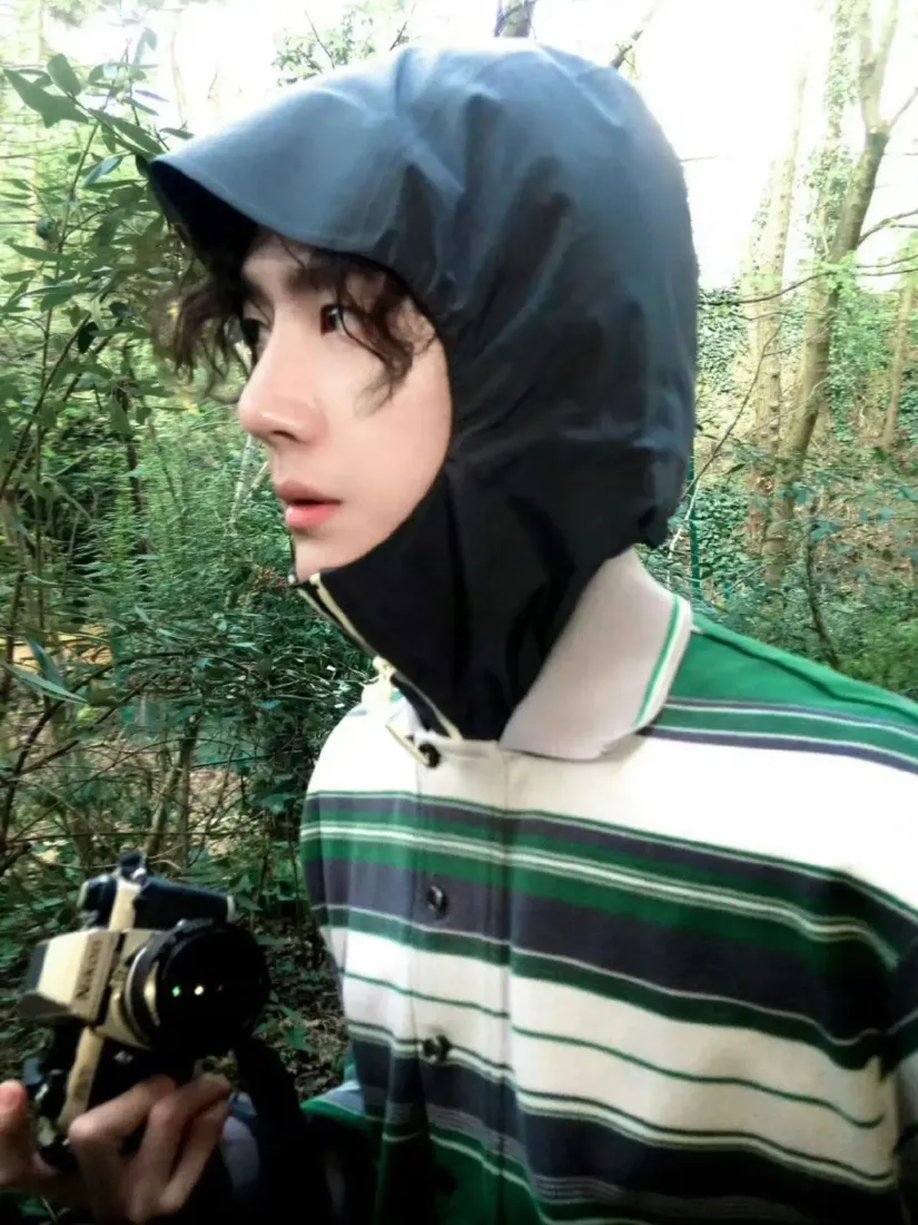 王一博手机壁纸｜林间户外背景图片 - 巴黎时装周「哲风壁纸」