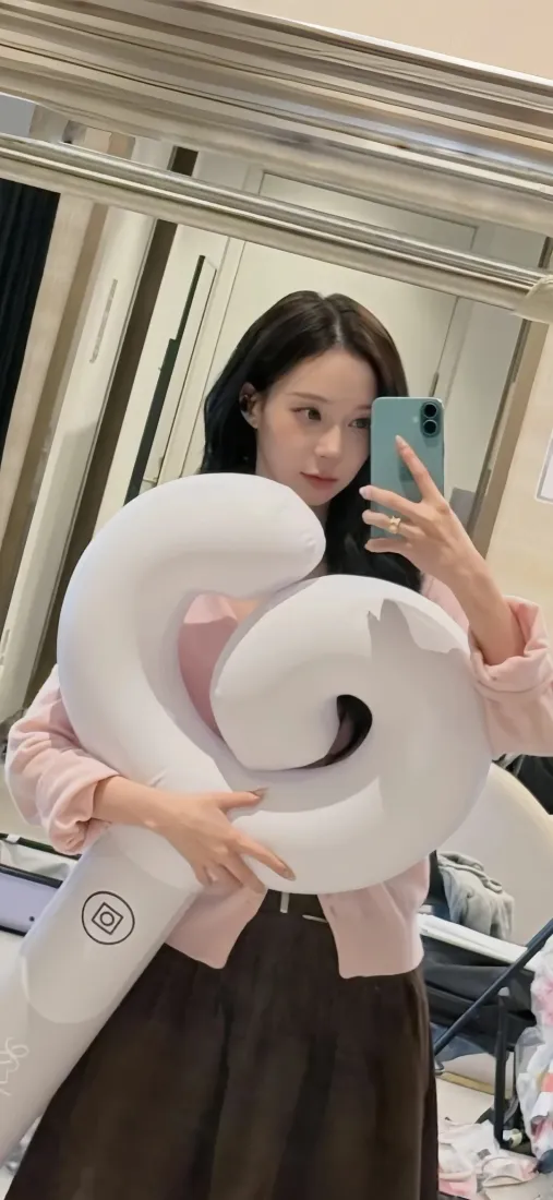 金玟庭手机壁纸｜居家对镜背景图片 - 抱白色玩偶自拍「哲风壁纸」