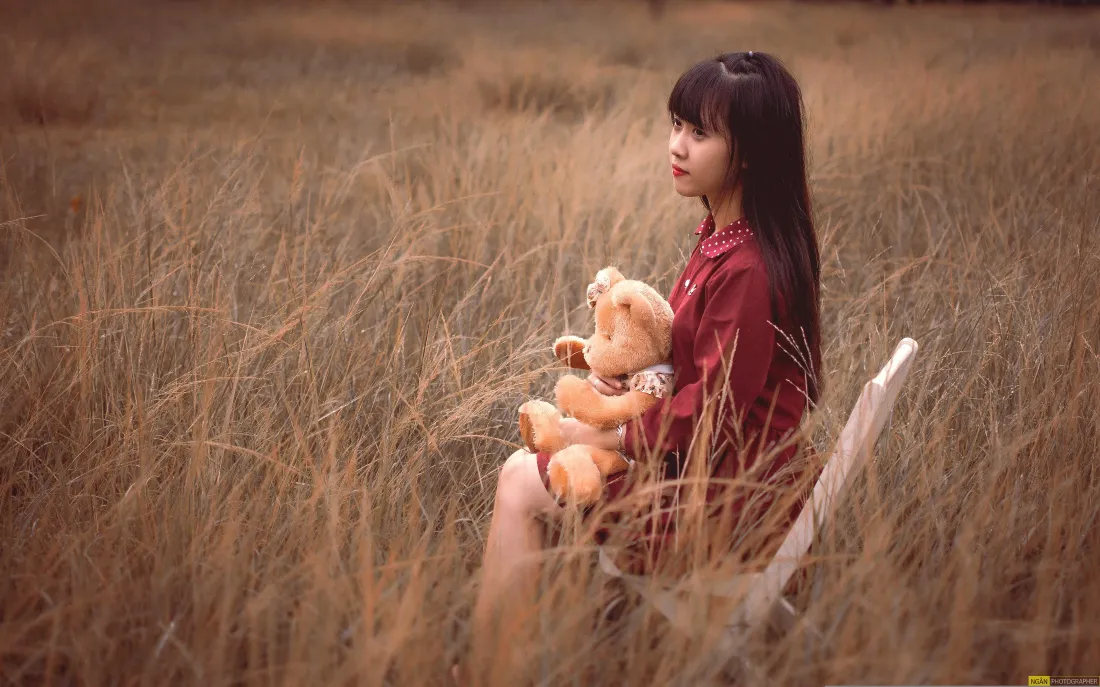 4k红衣少女壁纸｜枯黄草地背景图片 - 抱小熊氛围感「哲风壁纸」