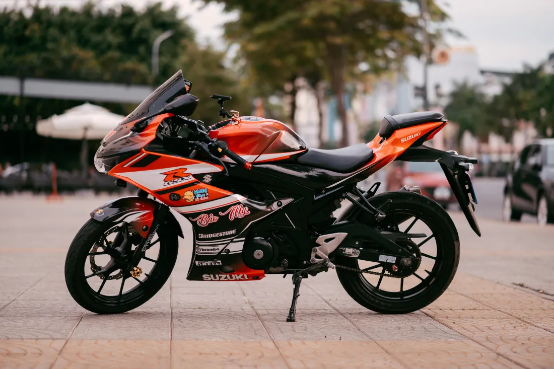 5k橙色机车壁纸｜城市广场背景图片 - 酷炫座驾「哲风壁纸」