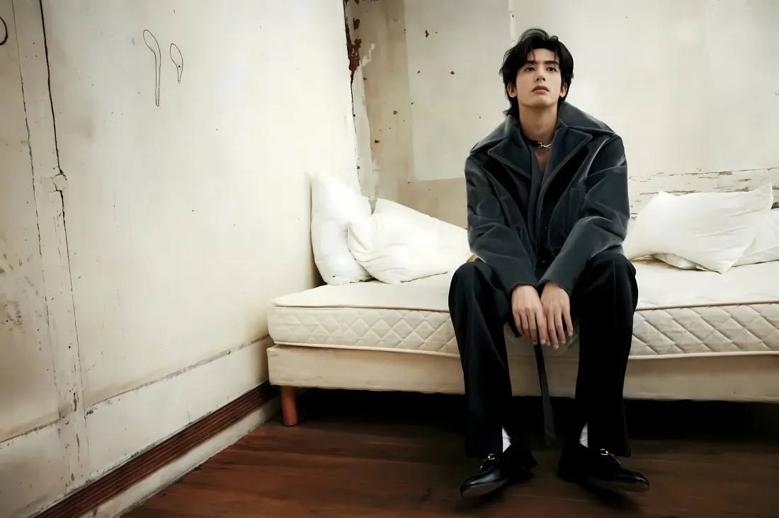 5k宋威龙壁纸｜简约室内背景图片 - 时尚先生写真「哲风壁纸」