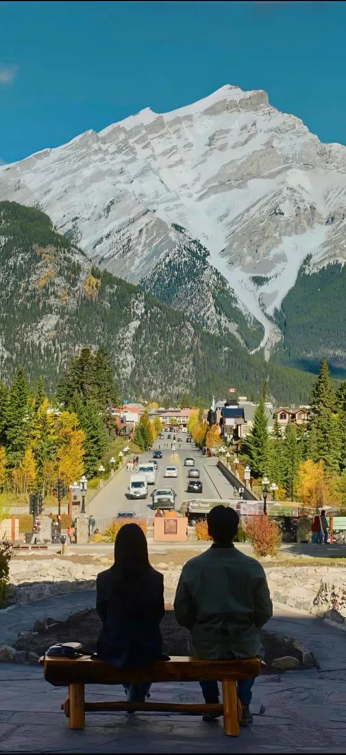 爱情怎么翻译手机壁纸｜雪山小镇背景图片 - 情侣背影「哲风壁纸」