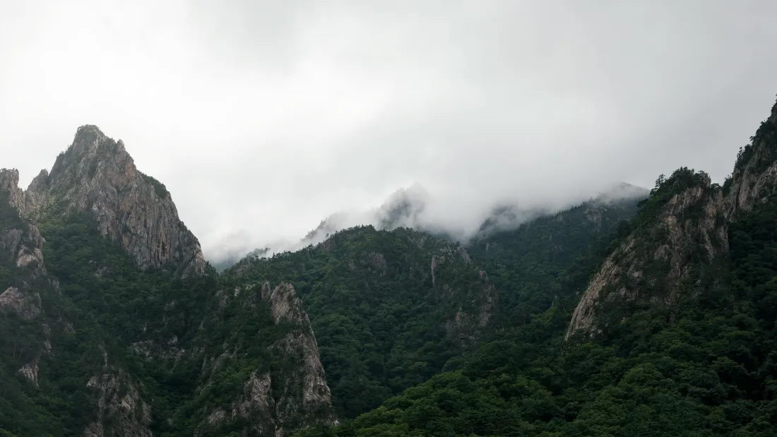 4k雪岳山壁纸｜迷雾山景背景图片 - 壮阔自然风光「哲风壁纸」