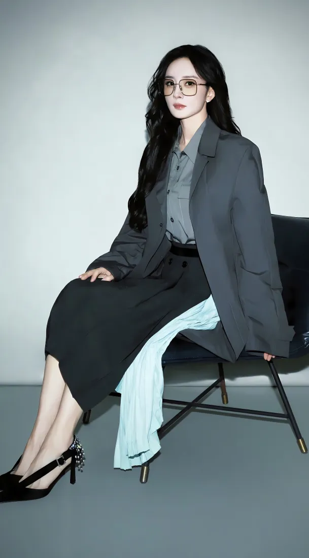 杨幂手机壁纸｜简约纯色背景图片 - 气质西装穿搭「哲风壁纸」