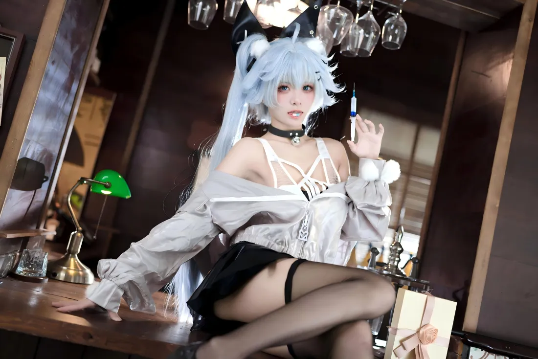 5k芙莉莲cos壁纸｜吧台背景图片 - 性感黑丝「哲风壁纸」