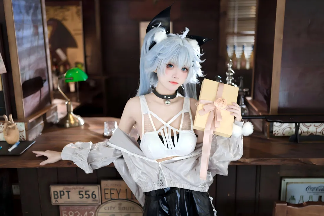 5k迷迭香cos壁纸｜吧台背景图片 - 性感美女「哲风壁纸」