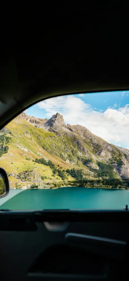 车窗外手机壁纸｜山水蓝天背景图片 - 旅途自然风光「哲风壁纸」