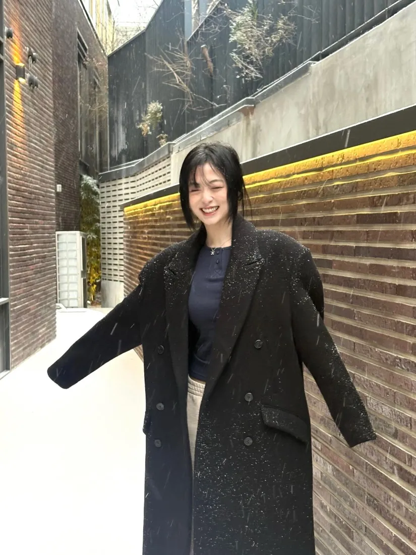 郑雅娴手机壁纸｜下雪街巷背景图片 - 冬日氛围感「哲风壁纸」