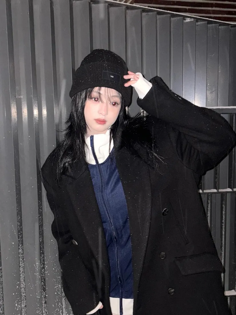 郑雅娴手机壁纸｜下雪街头背景图片 - 冬季甜酷穿搭「哲风壁纸」