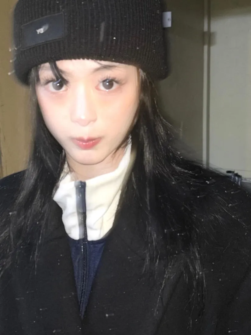 郑雅娴手机壁纸｜下雪背景图片 - 学院风冷感少女穿搭「哲风壁纸」