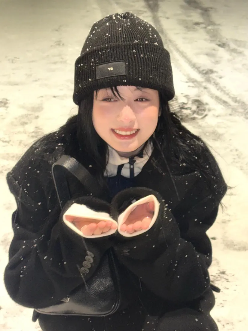 郑雅娴手机壁纸｜下雪户外背景图片 - 甜美少女「哲风壁纸」