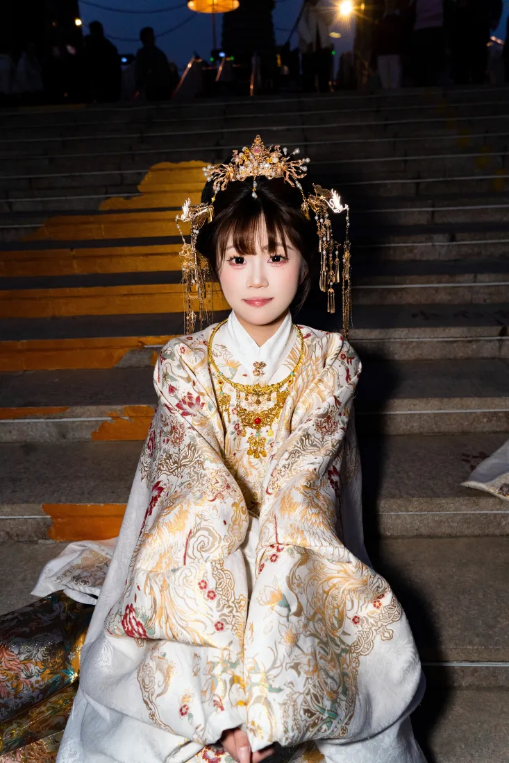 汉服美女手机壁纸｜暖光台阶背景图片 - 古风人像「哲风壁纸」