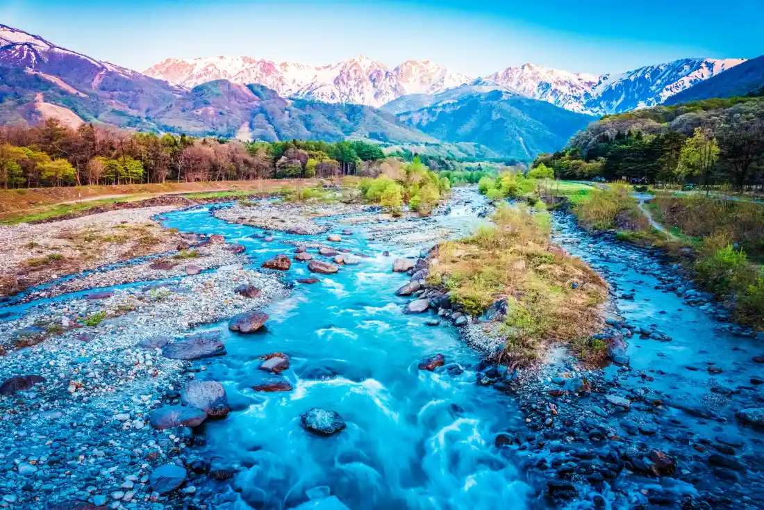 8k雪山江畔壁纸｜山谷溪流背景图片 - 静谧清新「哲风壁纸」