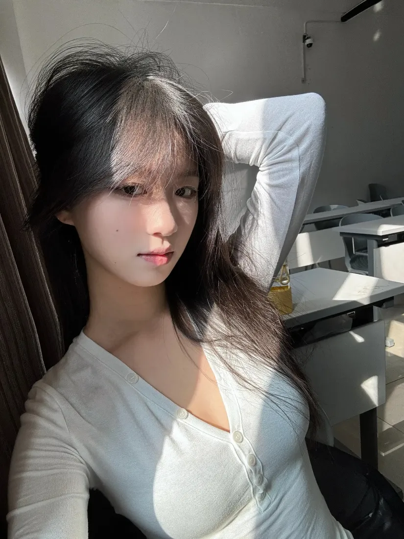 清纯美女手机壁纸｜室内居家背景图片 - 高颜值好身材「哲风壁纸」