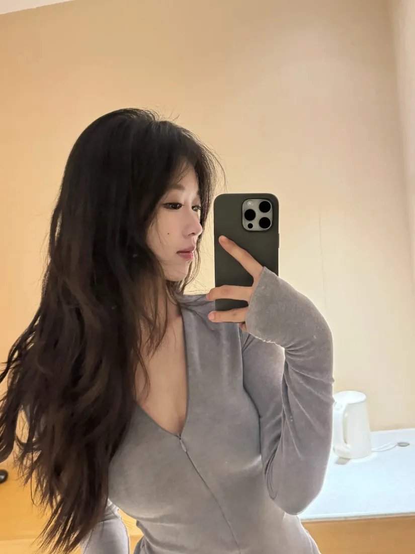 长发美女手机壁纸｜居家背景图片 - 性感好身材「哲风壁纸」