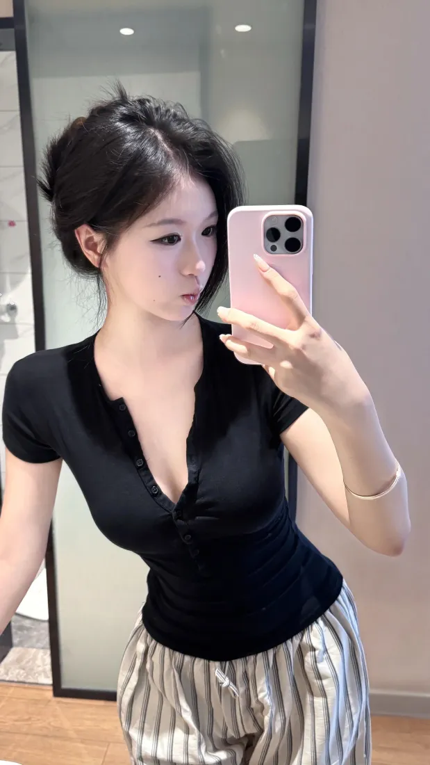 美女手机壁纸｜居家对镜拍背景图片 - 可爱高颜值好身材「哲风壁纸」