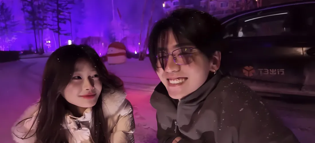 4k恋雪记壁纸｜飘雪街头背景图片 - 甜蜜情侣「哲风壁纸」