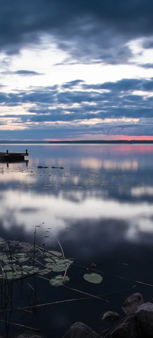 湖畔日出手机壁纸｜云影水天背景图片 - 静谧治愈氛围感「哲风壁纸」