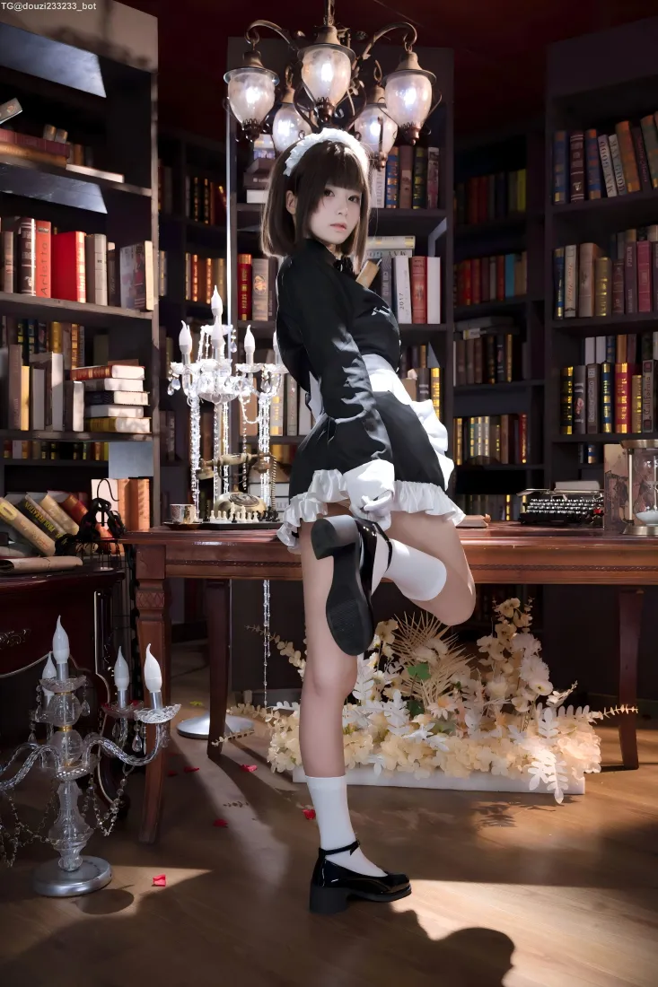 女仆cos手机壁纸｜复古书房背景图片 - 气质美女「哲风壁纸」