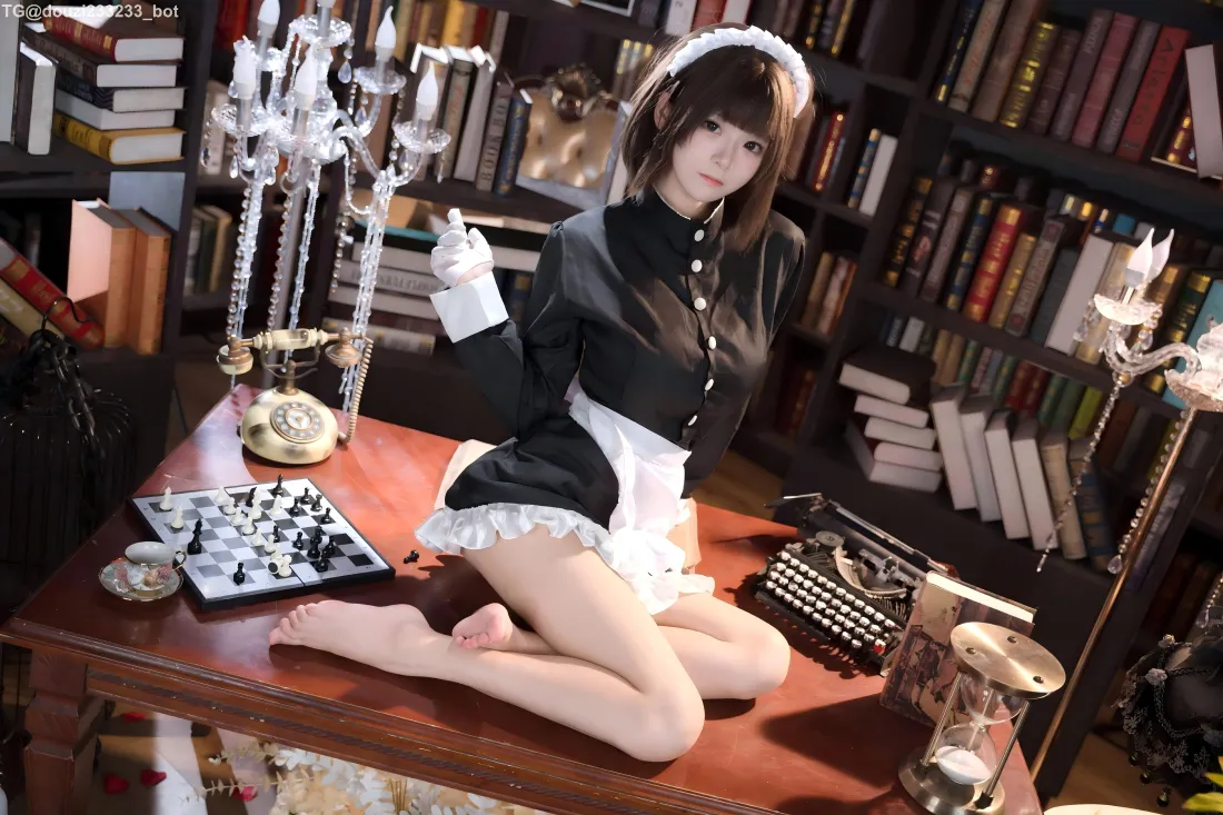 5k女仆cos壁纸｜复古书房背景图片 - 短发甜美美女「哲风壁纸」