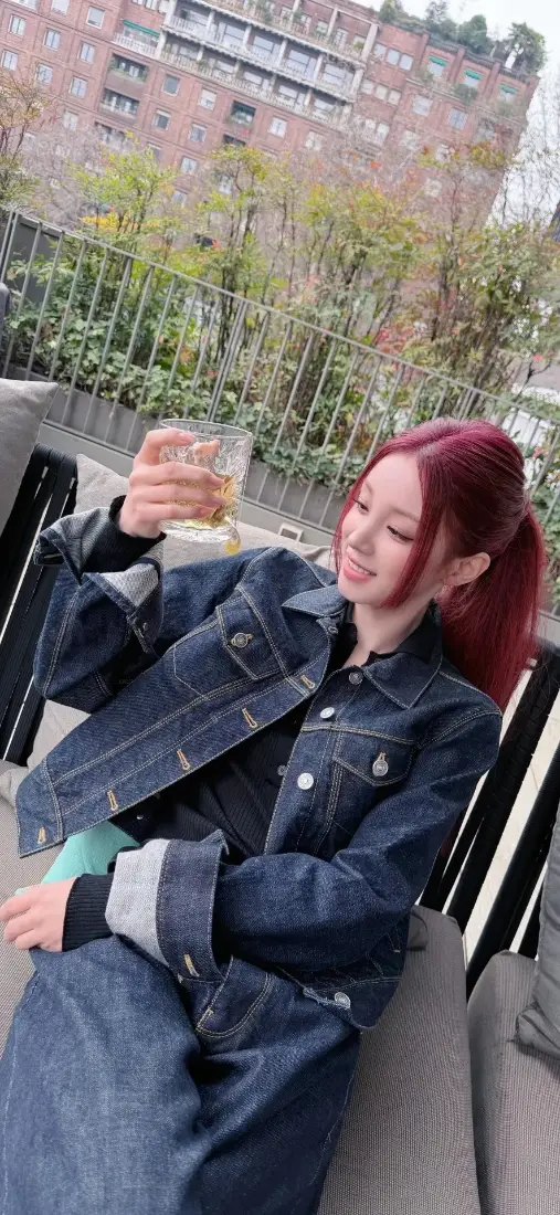 宋雨琦手机壁纸｜户外露台背景图片 - 牛仔衣穿搭「哲风壁纸」