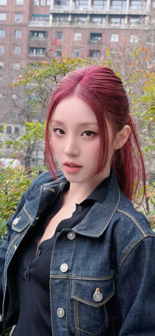 宋雨琦手机壁纸｜户外街景背景图片 - 红发牛仔衣「哲风壁纸」