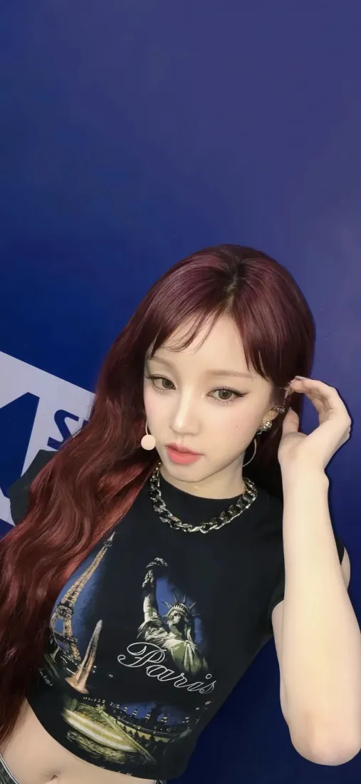 宋雨琦手机壁纸｜深蓝色背景图片 - 甜酷辣妹造型「哲风壁纸」