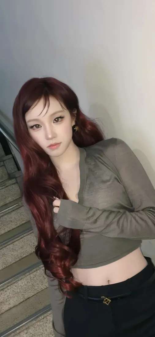 宋雨琦手机壁纸｜楼道背景图片 - 红发时尚写真「哲风壁纸」