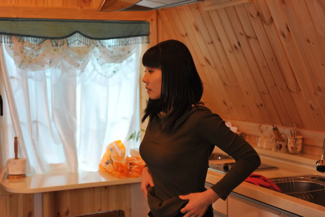 3k阁楼生活壁纸｜原木风背景图片 - 居家短发女生「哲风壁纸」