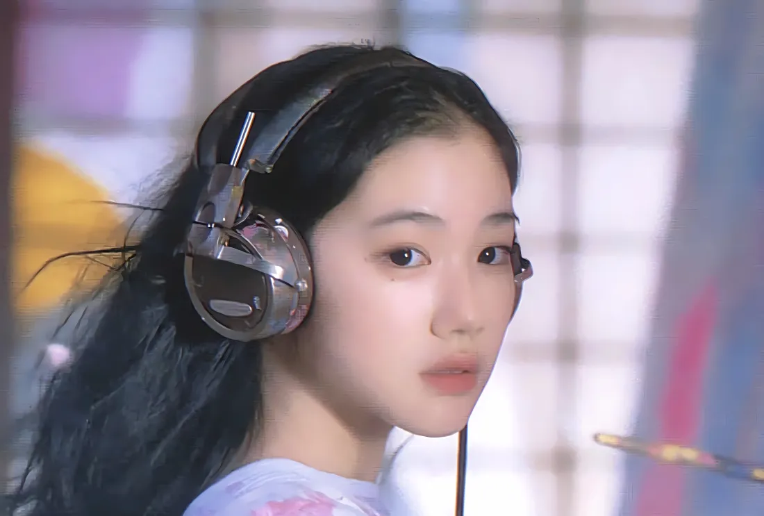 4k苍井优壁纸｜头戴耳机室内背景图片 - 清纯少女「哲风壁纸」