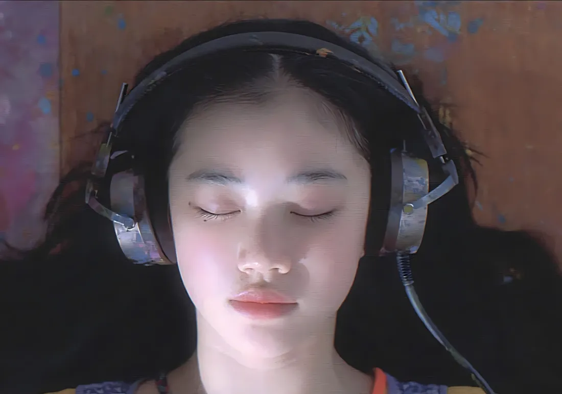 4k苍井优壁纸｜暖光背景图片 - 戴耳机闭眼少女「哲风壁纸」