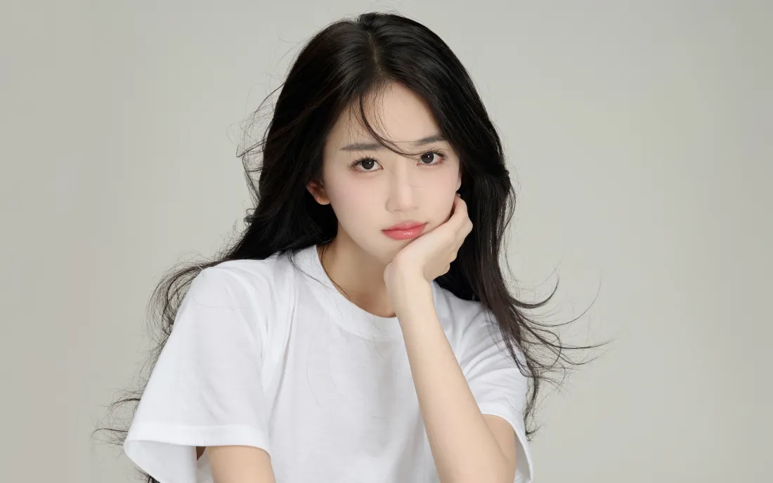 4k清纯黑长直美女壁纸｜浅灰背景图片 - 高清写真「哲风壁纸」