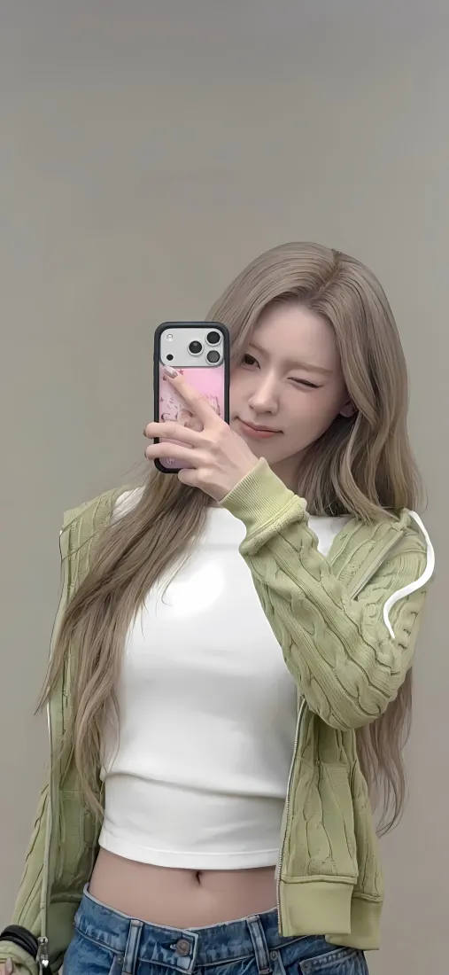 赵美延手机壁纸｜浅灰背景图片 - 甜妹露腰对镜自拍「哲风壁纸」