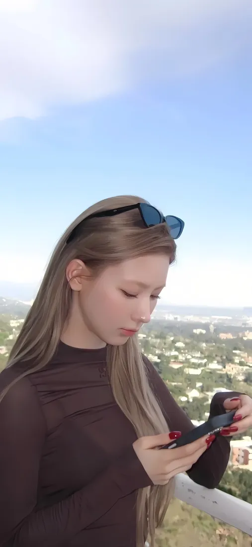 赵美延手机壁纸｜户外蓝天背景图片 - 韩系气质美女「哲风壁纸」