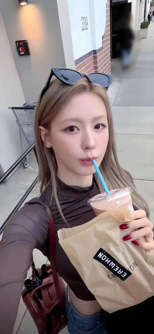 赵美延手机壁纸｜商场背景图片 - 手持奶茶自拍「哲风壁纸」